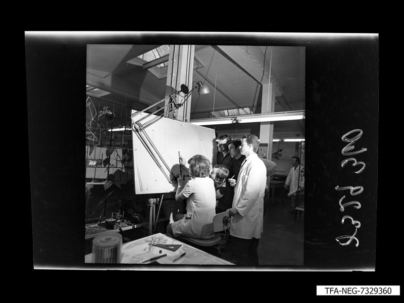 Technische Zeichnerin, Foto Dezember 1973 (www.industriesalon.de CC BY-NC-SA)