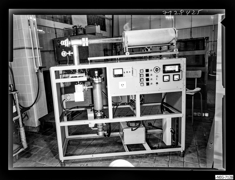 Vacuumanlage Nickeltemperofen. Einschub, Foto Mai 1971 (www.industriesalon.de CC BY-SA)