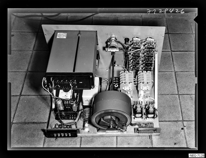 Vacuumanlage Nickeltemperofen, Foto Mai 1971 (www.industriesalon.de CC BY-SA)