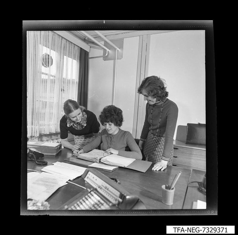 Vorderansicht 3 Mitarbeiter mit EDV-Material, Foto Dezember 1973 (www.industriesalon.de CC BY-NC-SA)