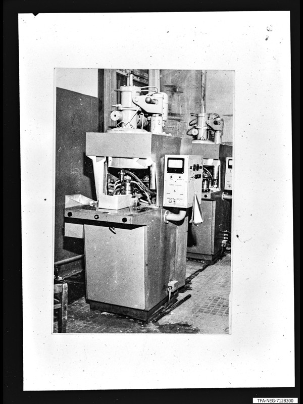 Zwei Druckgussautomaten, Foto Februar 1971 (www.industriesalon.de CC BY-SA)