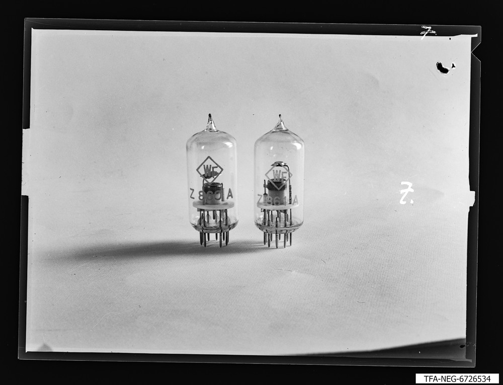 2 Zünd- und Glimmdioden ; Foto, Juli 1967 (www.industriesalon.de CC BY-SA)