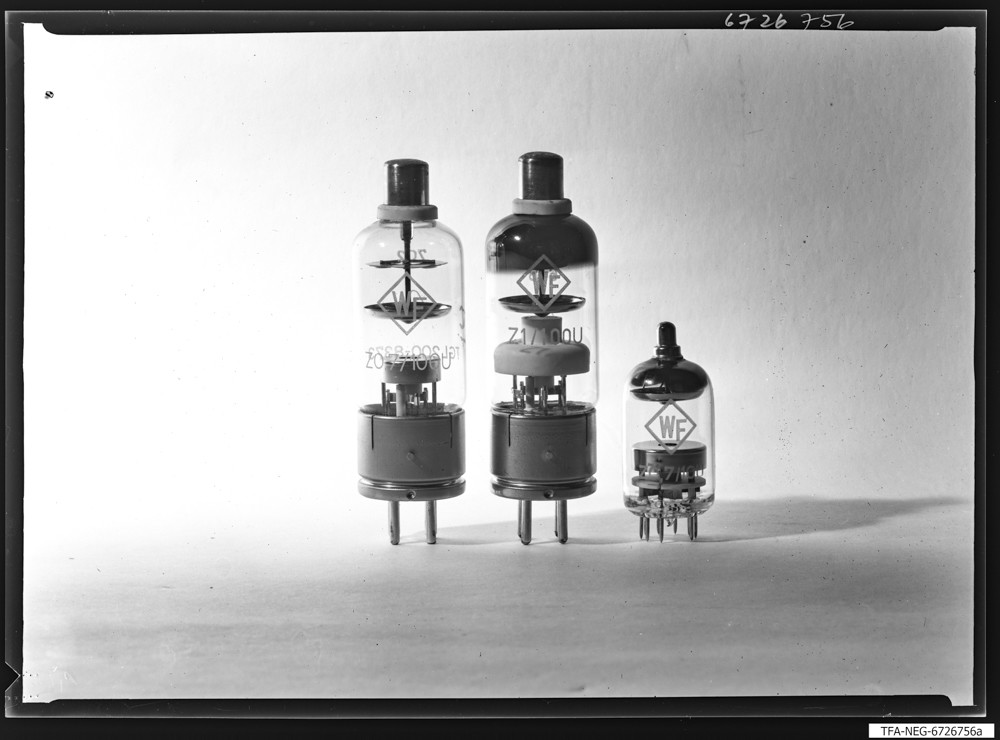 3 Leistungsschaltröhren; Foto, Dezember 1967 (www.industriesalon.de CC BY-SA)