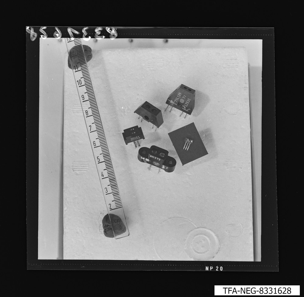 5 unterschiedliche elektronische Bauelemente; Foto,  März 1983 (www.industriesalon.de CC BY-SA)