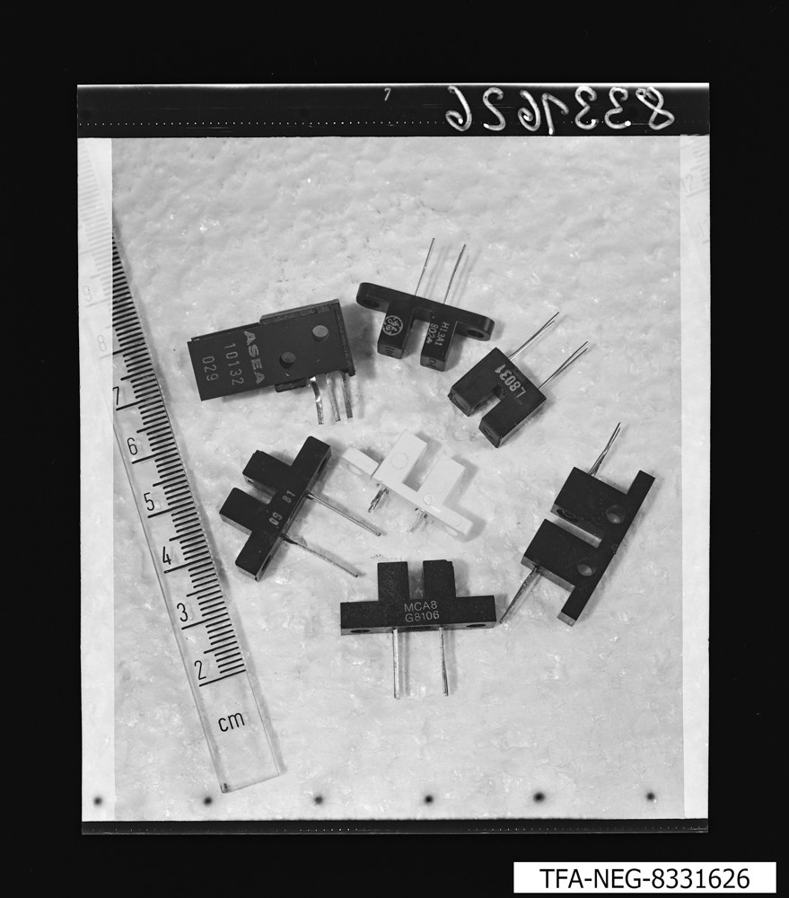 7 unterschiedliche elektronische Bauelemente; Foto,  März 1983 (www.industriesalon.de CC BY-SA)