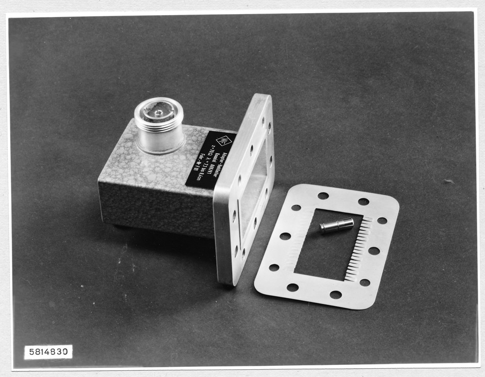 7,5 Zentimeter-Bauteile AHK/V6; Foto, März 1958 (www.industriesalon.de CC BY-SA)