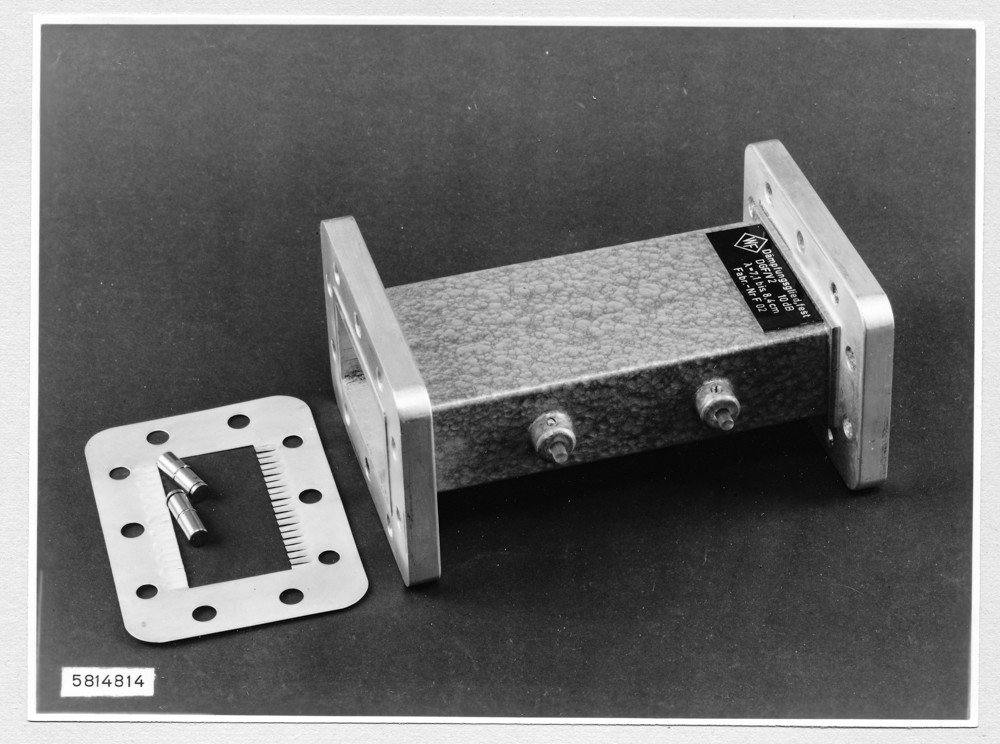7,5 Zentimeter-Bauteile DGF/V2; Foto, März 1958 (www.industriesalon.de CC BY-SA)
