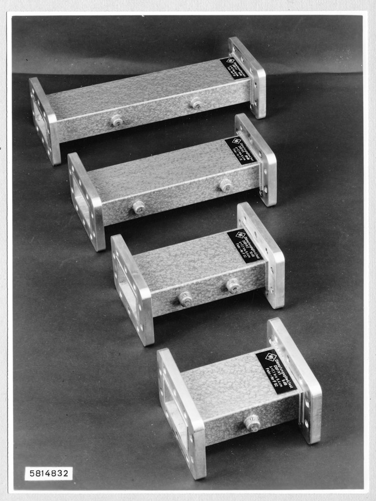 7,5 Zentimeter-Bauteile, Gruppe Dämpfungsglieder DGF hintereinander; Foto, März 1958 (www.industriesalon.de CC BY-SA)