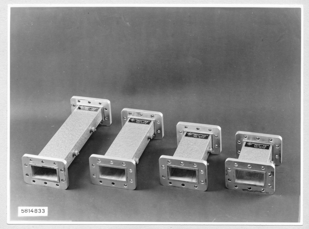 7,5 Zentimeter-Bauteile, Gruppe Dämpfungsglieder DGF nebeneinander; Foto, März 1958 (www.industriesalon.de CC BY-SA)