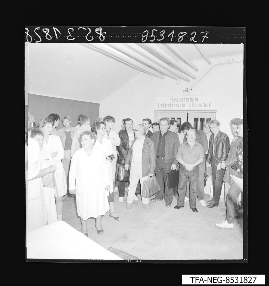 Übergabe, Bäderabteilung Poliklinik; Foto, 7. Mai 1985 (www.industriesalon.de CC BY-NC-SA)