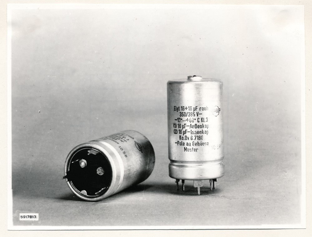 Anwendungen von gedruckten Schaltungen - Elektrolyt-Kondensator mit Steckanschlüssen im Rastermaß; Foto, 10. Januar 1959 (www.industriesalon.de CC BY-SA)