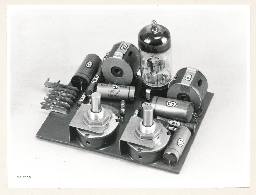 Anwendungen von gedruckten Schaltungen - Elektronische Orgel, Frequenzteiler, Bild 1; Foto, 10. Januar 1959 (www.industriesalon.de CC BY-SA)