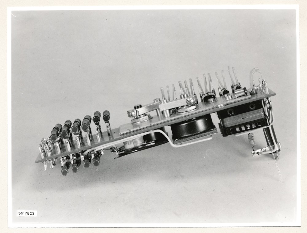 Anwendungen von gedruckten Schaltungen - Fernmesseinrichtung Baugruppe II, Leiterseite; Foto, 10. Januar 1959 (www.industriesalon.de CC BY-SA)