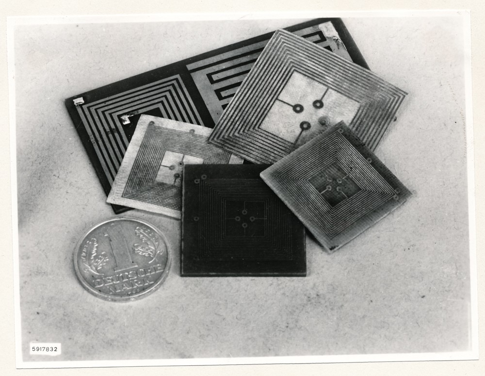 Anwendungen von gedruckten Schaltungen - Gedruckte Bauelemente; Foto, 10. Januar 1959 (www.industriesalon.de CC BY-SA)