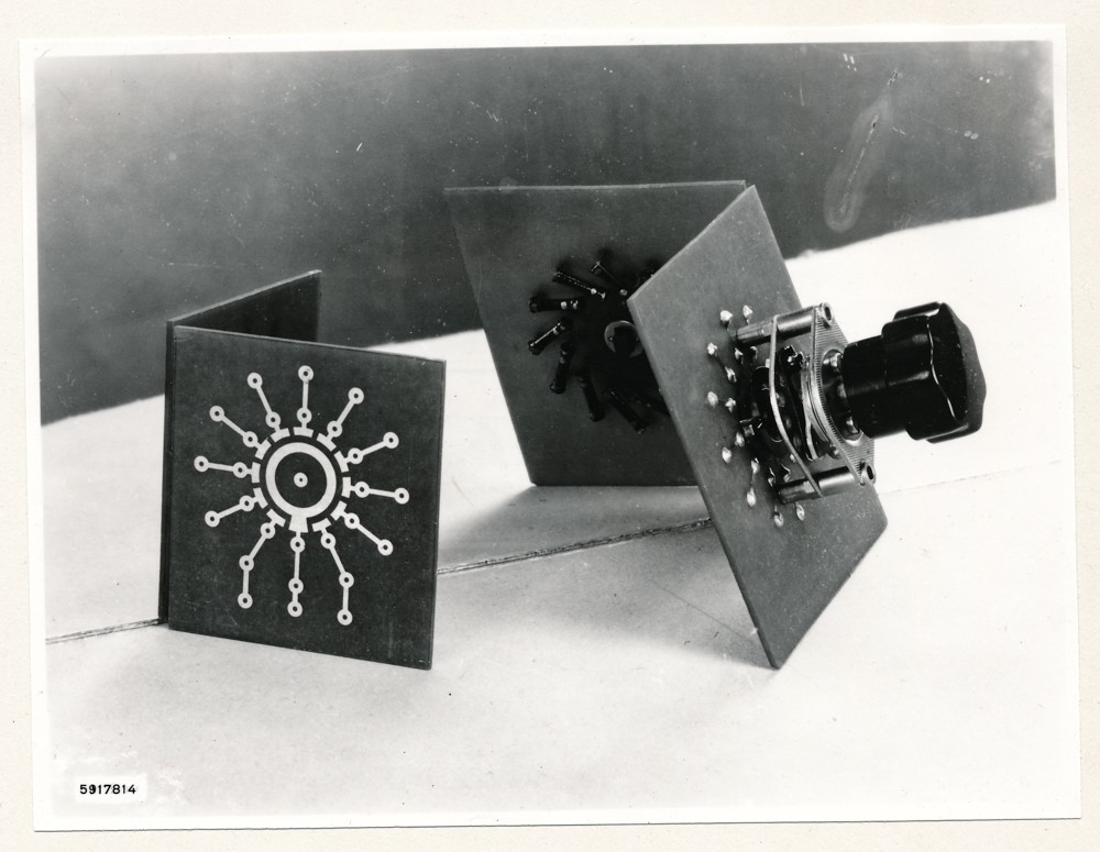 Anwendungen von gedruckten Schaltungen - Gedruckte Kontaktebene; Foto, 10. Januar 1959 (www.industriesalon.de CC BY-SA)