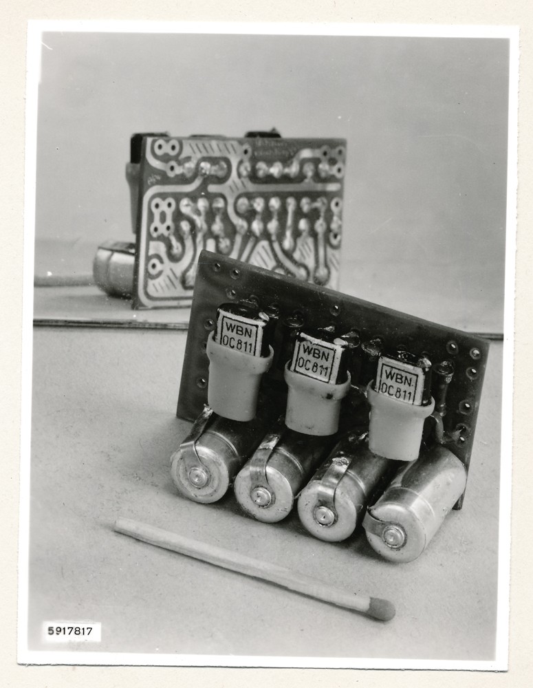 Anwendungen von gedruckten Schaltungen - Kleinsignalverstärker; Foto, 10. Januar 1959 (www.industriesalon.de CC BY-SA)
