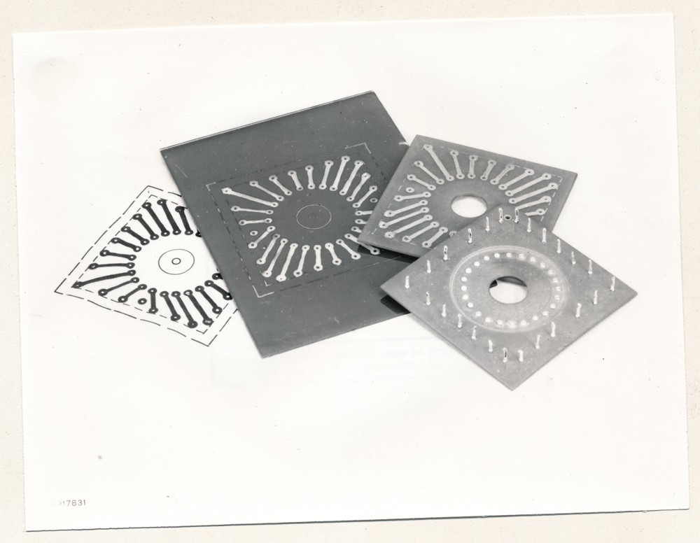 Anwendungen von gedruckten Schaltungen - Kontaktträger verfahren ohne Kamera [?]; Foto, 10. Januar 1959 (www.industriesalon.de CC BY-SA)