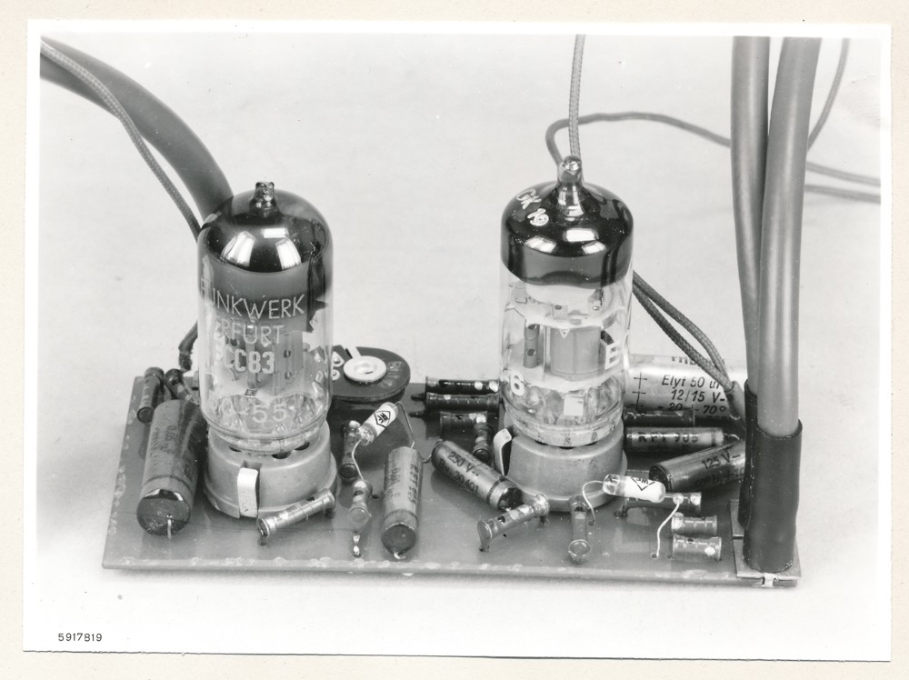 Anwendungen von gedruckten Schaltungen - Markengeber FSK2, Bauelementeseite mit Röhren; Foto, 10. Januar 1959 (www.industriesalon.de CC BY-SA)