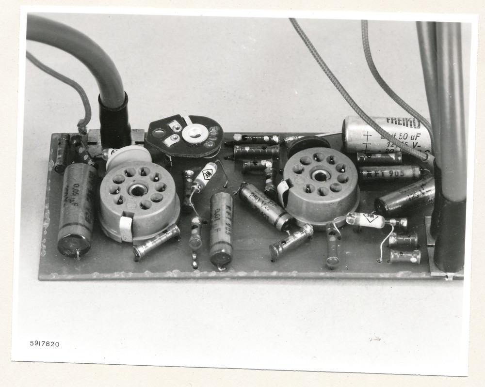 Anwendungen von gedruckten Schaltungen - Markengeber FSK2, Bauelementeseite ohne Röhren; Foto, 10. Januar 1959 (www.industriesalon.de CC BY-SA)