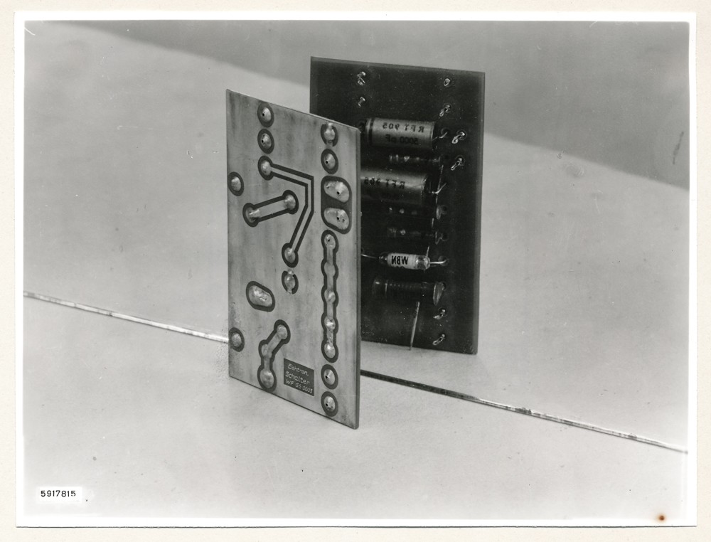 Anwendungen von gedruckten Schaltungen - Netzwerk für elektronische Orgel; Foto, 10. Januar 1959 (www.industriesalon.de CC BY-SA)