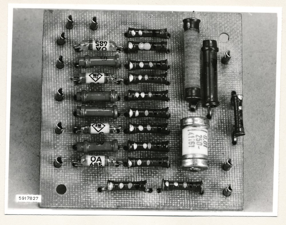 Anwendungen von gedruckten Schaltungen - Phasenbrücke, Bauelementeseite; Foto, 10. Januar 1959 (www.industriesalon.de CC BY-SA)