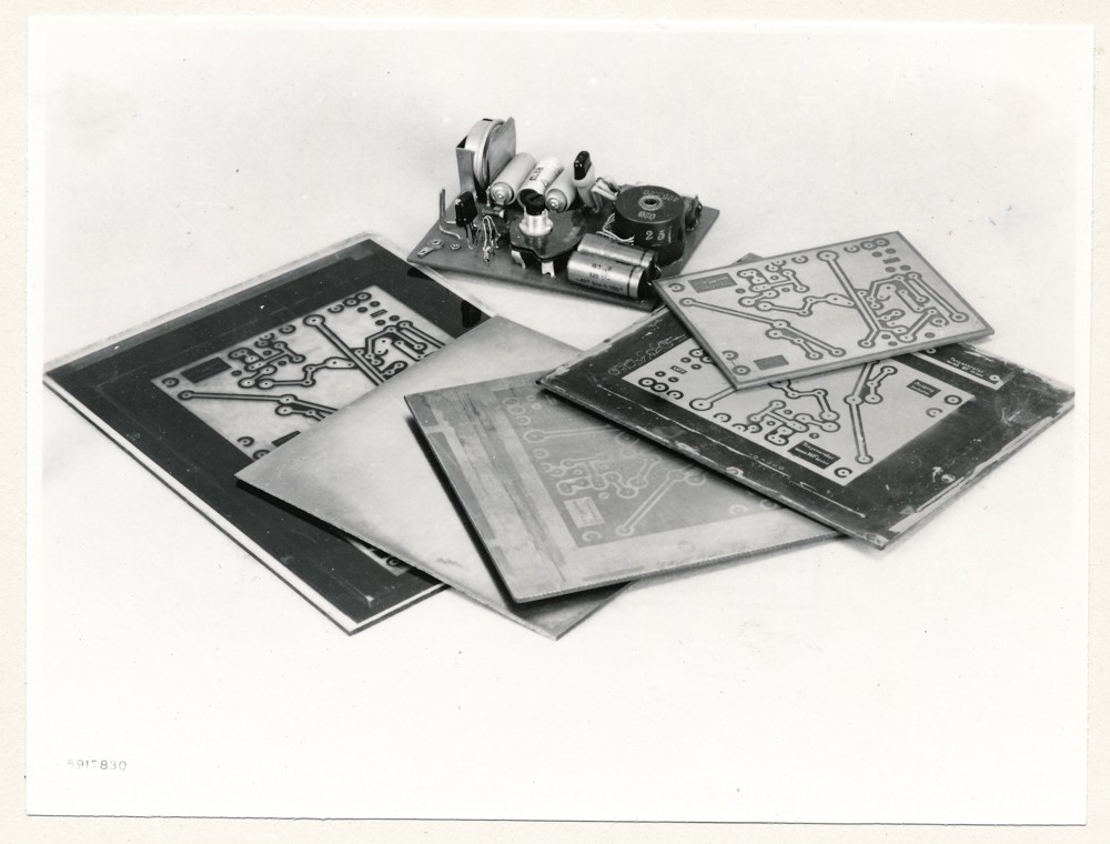 Anwendungen von gedruckten Schaltungen - Tongenerator, Arbeitsgänge; Foto, 10. Januar 1959 (www.industriesalon.de CC BY-SA)