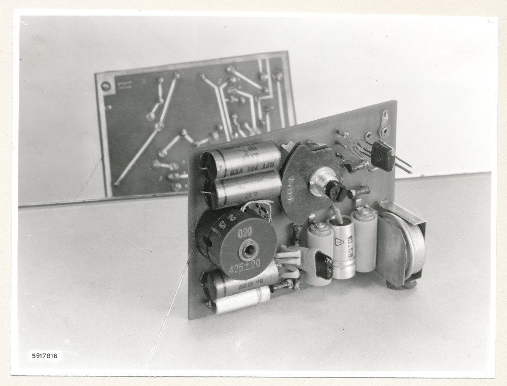 Anwendungen von gedruckten Schaltungen - Tongenerator, bestückt; Foto, 10. Januar 1959 (www.industriesalon.de CC BY-SA)