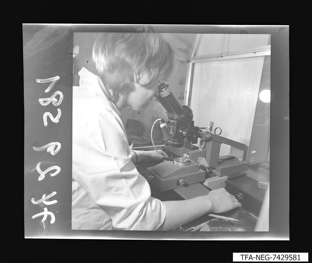 Arbeiterin an einem Gerät; Foto, Mai 1974 (www.industriesalon.de CC BY-NC-SA)
