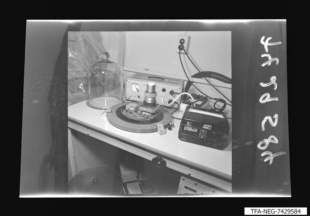 Arbeitsplatz mit verschiedenen Geräten; Foto, Mai 1974 (www.industriesalon.de CC BY-SA)