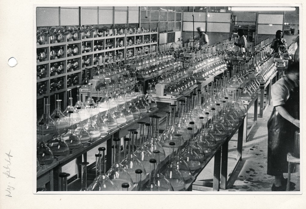 Bildröhrenproduktion; Foto, 2. Juni 1959 (www.industriesalon.de CC BY-SA)