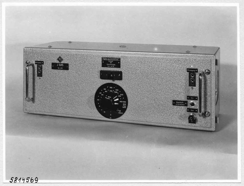 BP1 Bandpaß 35 Hz bis 19,2 KHz; Foto, Januar 1958 (www.industriesalon.de CC BY-SA)