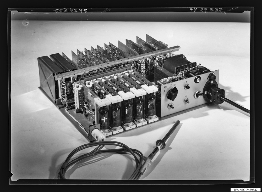 Digitalthermometer ; Foto, April 1974 (www.industriesalon.de CC BY-SA)