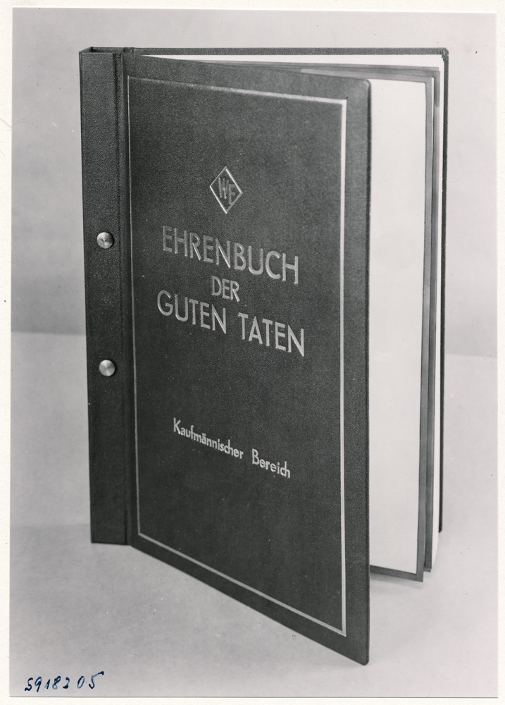 Ehrenbuch der guten Taten, Bild 1; Foto, 23. Mai 1959 (www.industriesalon.de CC BY-SA)