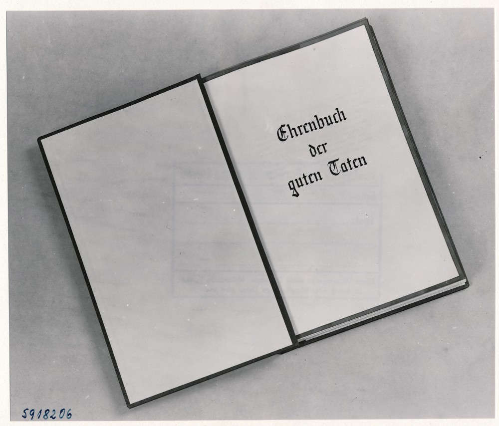 Ehrenbuch der guten Taten, Bild 2; Foto, 23. Mai 1959 (www.industriesalon.de CC BY-SA)