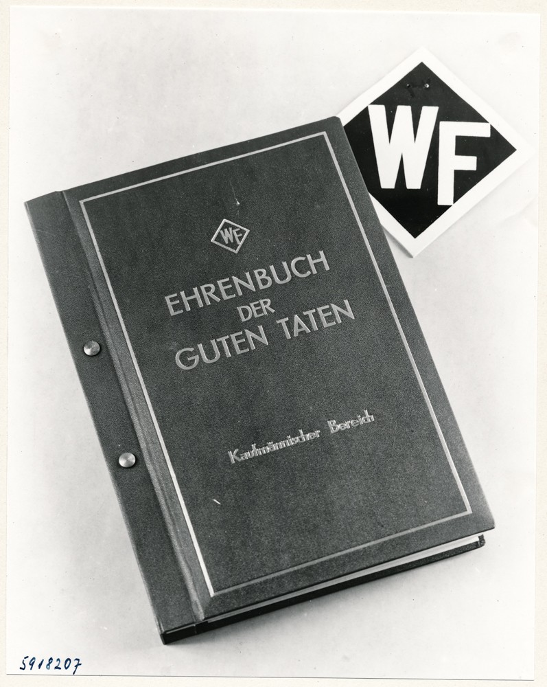 Ehrenbuch der guten Taten, Bild 3; Foto, 23. Mai 1959 (www.industriesalon.de CC BY-SA)