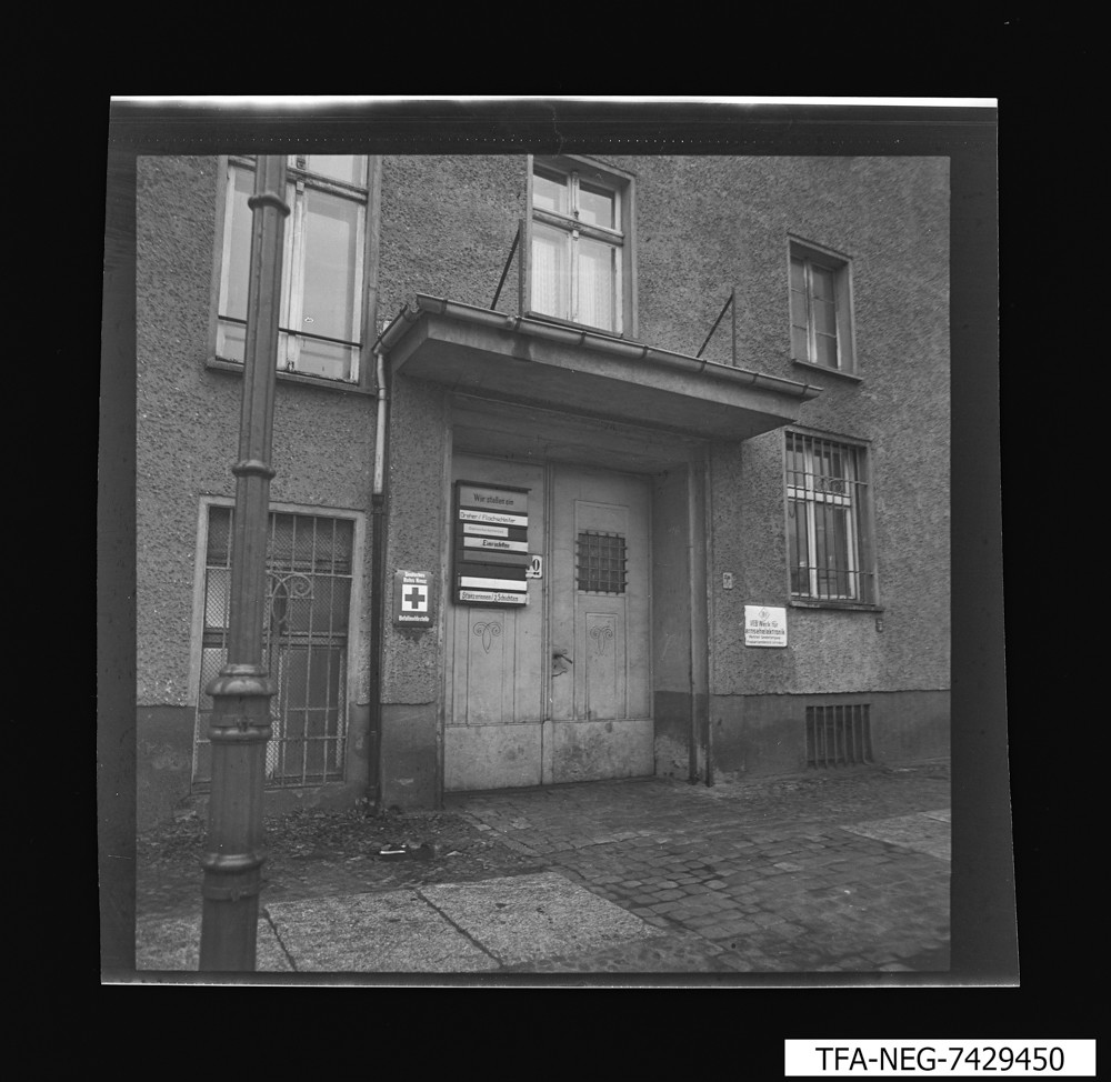 Eingangstor Zweigwerk Lichtenberg; Foto, Januar 1974 (www.industriesalon.de CC BY-SA)