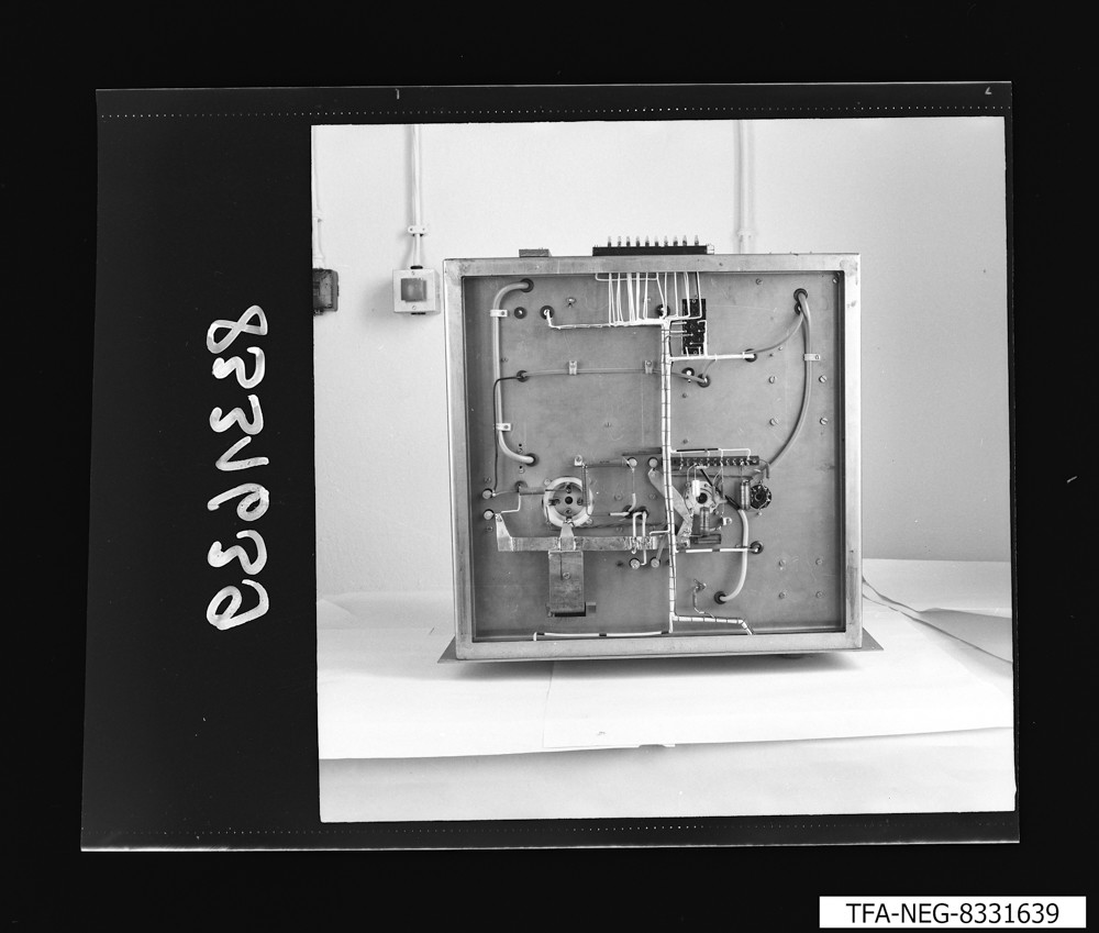 Einschub 1, teilmontiert, eines Magnetron-Tastgeräts; Foto,  Juli 1983 (www.industriesalon.de CC BY-SA)