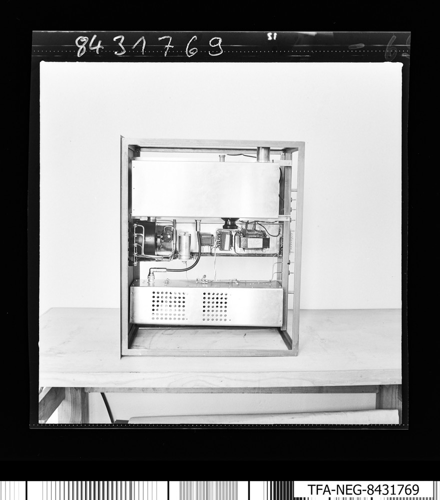 Einschub für 250 W Steuerstelle. Prüfender T2, Foto 3; Foto, 11. Juli 1984 (www.industriesalon.de CC BY-SA)