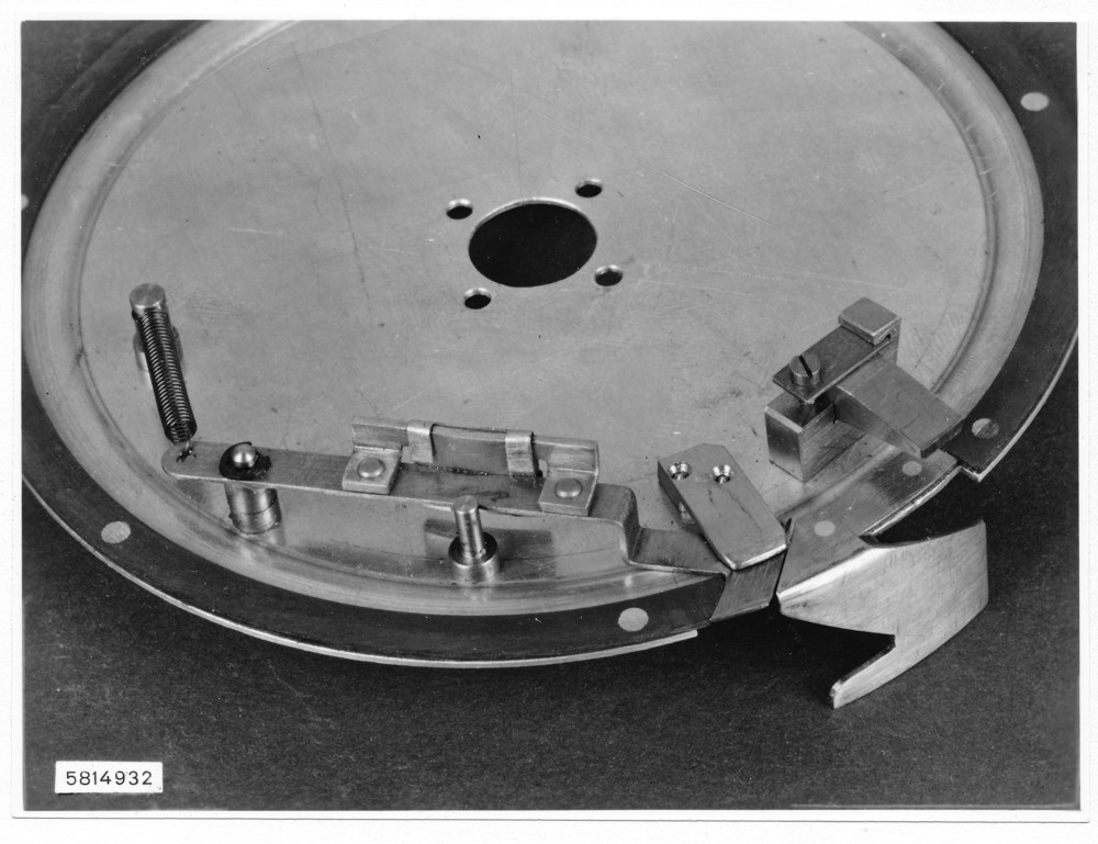 Fernschreibmaschine Einspeicher-Magnet; Foto, März 1958 (www.industriesalon.de CC BY-SA)