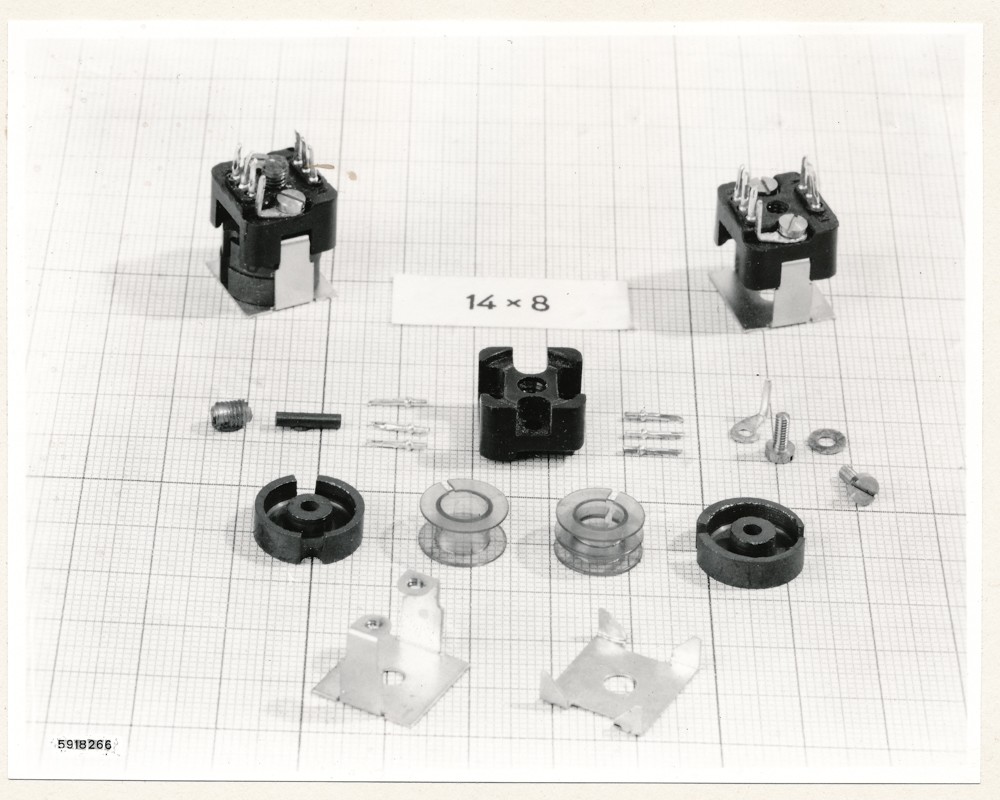 Ferrit Schalenkern 14x8; Foto, 10. Juni 1959 (www.industriesalon.de CC BY-SA)