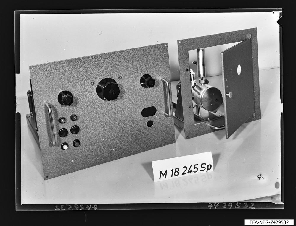 Fronten von zwei Bauteilen des Einschubs M 18245 Sp; Foto, März 1974 (www.industriesalon.de CC BY-SA)