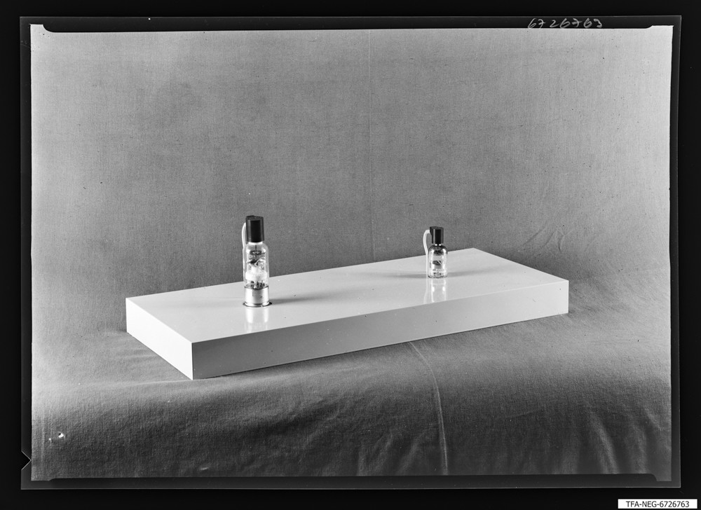 Funktionsmodell Niveauregler, 2 Röhren; Foto, Dezember 1967 (www.industriesalon.de CC BY-SA)