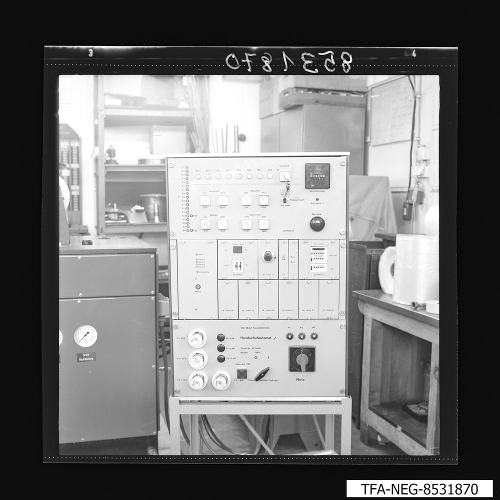 "Handschuh-Automat", Frontseite; Foto, 10. September 1985 (www.industriesalon.de CC BY-SA)