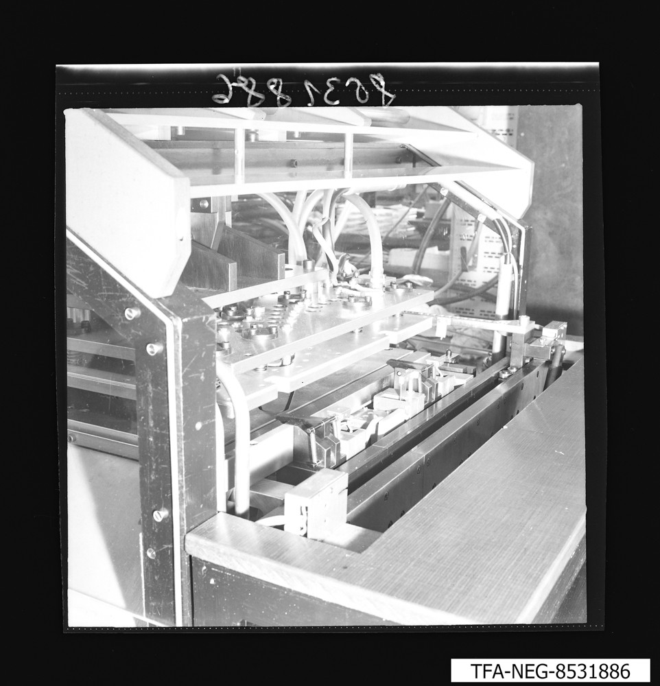 "Handschuh-Automat" M19400 , Teilansicht 13; Foto, 10. September 1985 (www.industriesalon.de CC BY-SA)