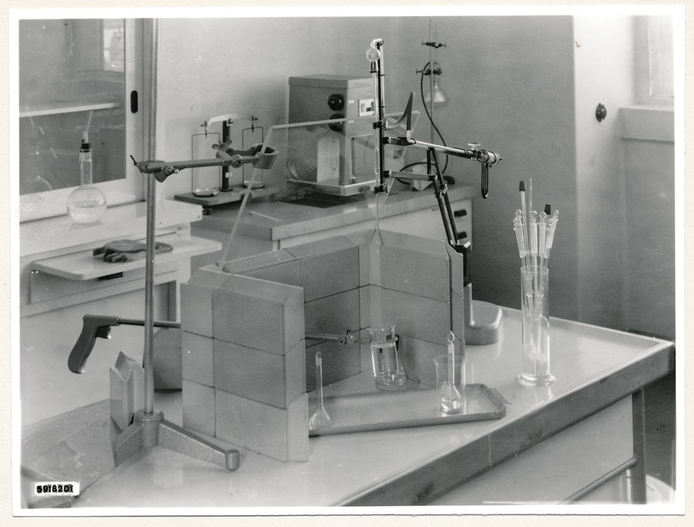 Isotopenlabor, Bild 1; Foto, 22. Mai 1959 (www.industriesalon.de CC BY-SA)