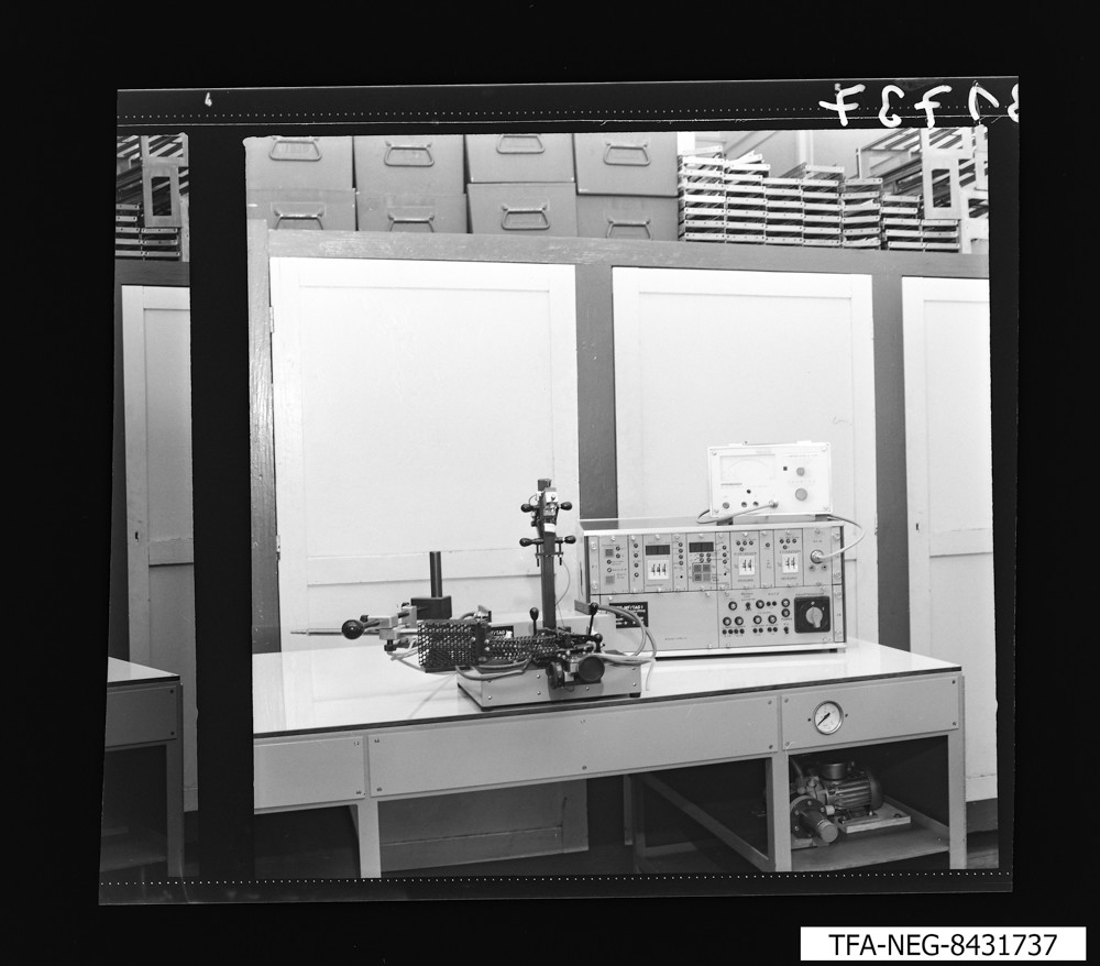 Justier- und Fixiereinrichtung SP104/SP109, Typ M19420, Gesamtansicht; Foto, 28. Februar 1984 (www.industriesalon.de CC BY-SA)