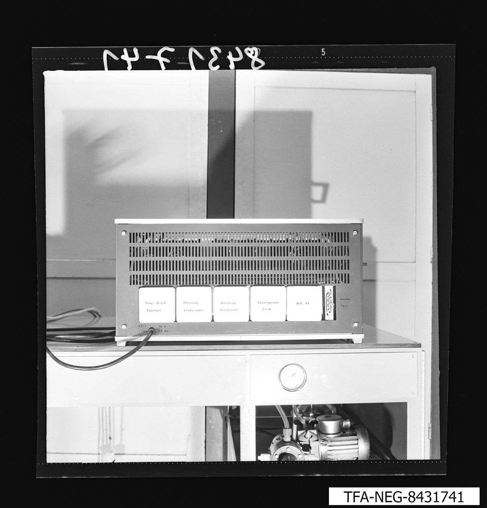 Justier- und Fixiereinrichtung SP104/SP109, Typ M19420, Vorderseite; Foto, 28. Februar 1984 (www.industriesalon.de CC BY-SA)