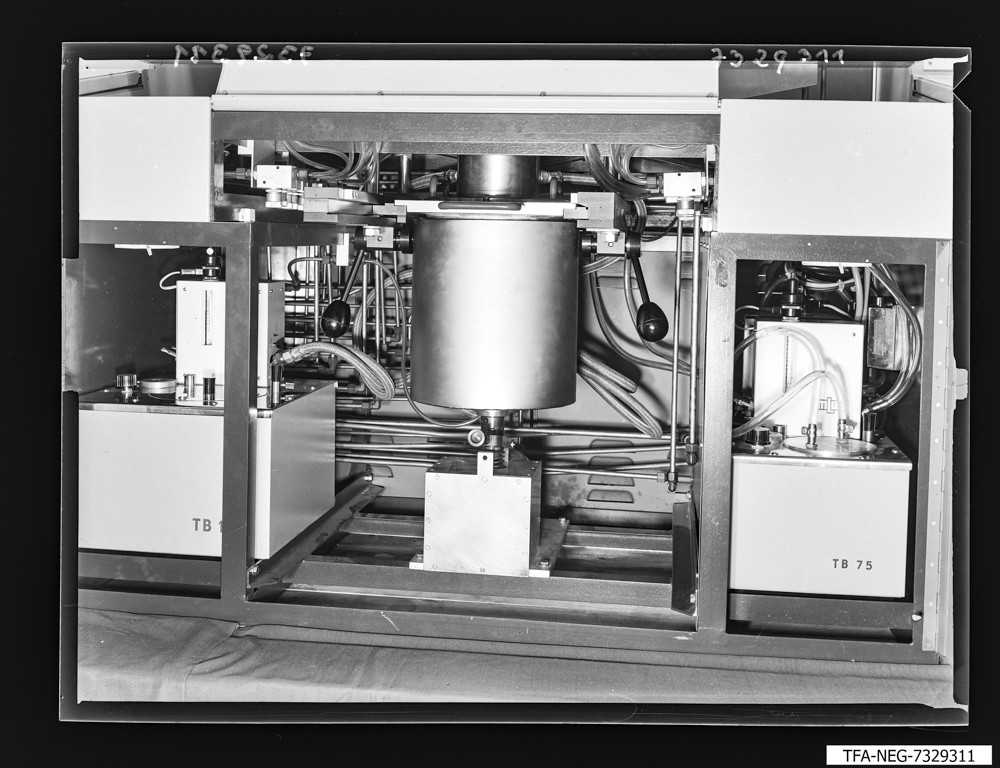 Keramikspritzautomat, Bild 1; Foto, November 1973 (www.industriesalon.de CC BY-SA)