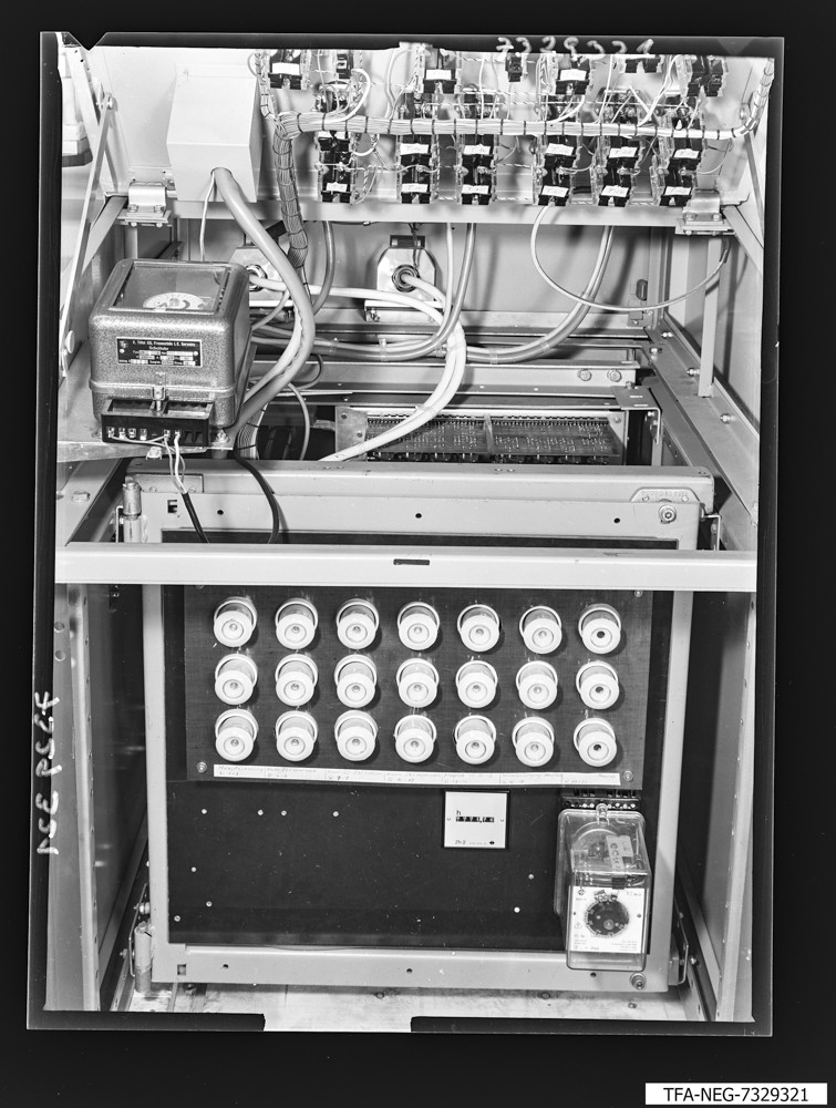 Keramikspritzautomat, Bild 11; Foto, November 1973 (www.industriesalon.de CC BY-SA)