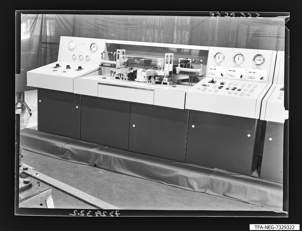 Keramikspritzautomat, Bild 12; Foto, November 1973 (www.industriesalon.de CC BY-SA)